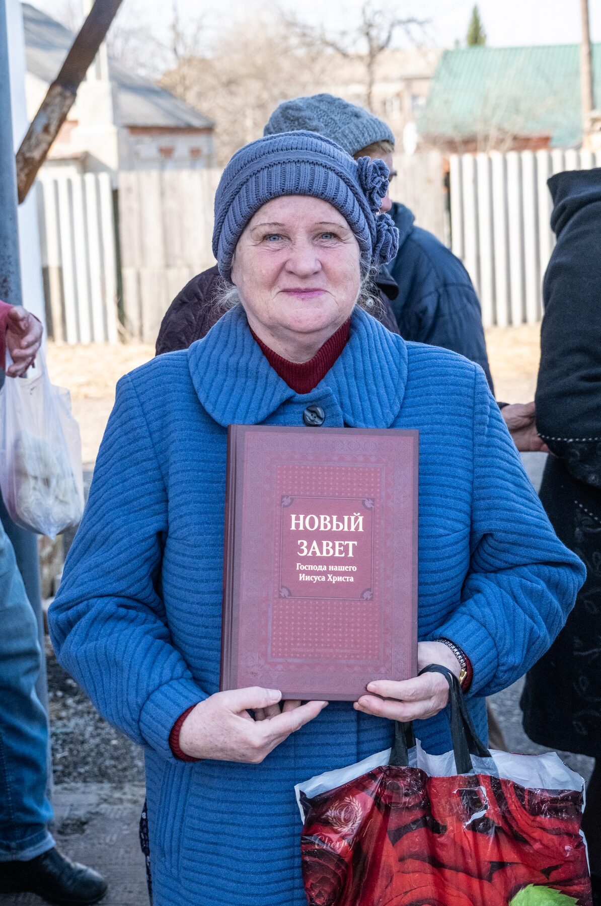 Woman holding a Bible during the Ukraine mission